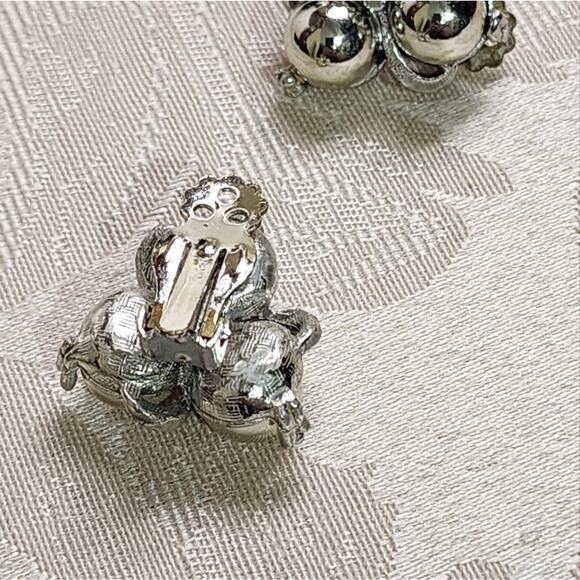Vintage 70s Elegant Silver Ball Cluster Clip On Earrings - Picture 3 of 7